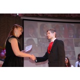 Белова вручает патент.jpg